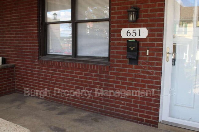 Building Photo - 651 Orchard St