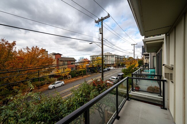 Building Photo - Modern & Spacious 2+ Bedroom/3.25 Bath Vie...