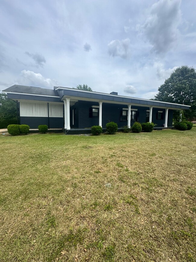 Primary Photo - 208 N Rosewood Dr