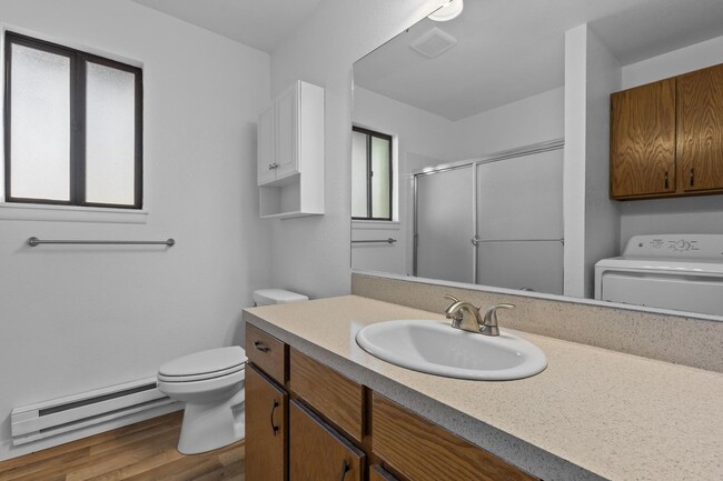 Building Photo - Large and Luxurious 2 Bed unit with giant yard, Pet Friendly, covered parking, washer and dryer i...