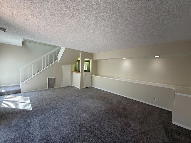 Building Photo - 3 Bed 2.5 Bath Available NOW!!! 2 Car Gara...
