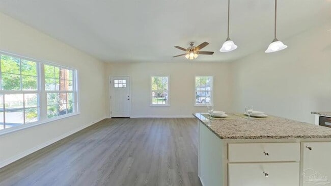 Building Photo - 2 bedroom in PENSACOLA FL 32501