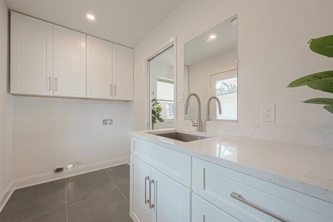 Building Photo - 10027 Lynbrook Dr