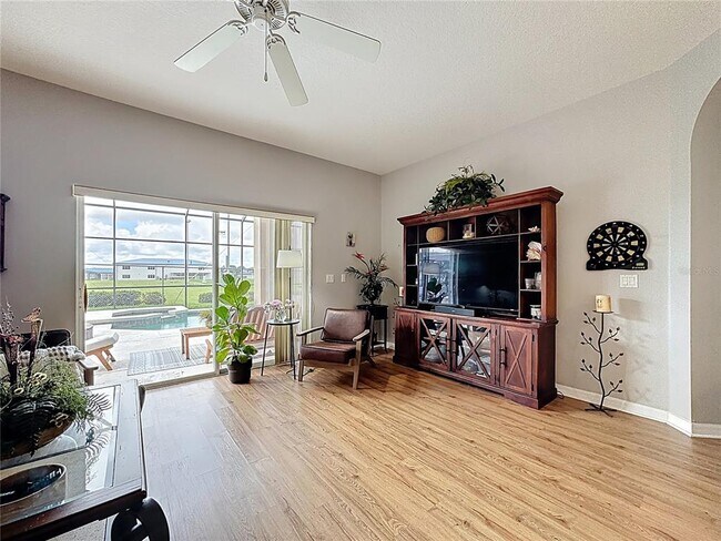 Building Photo - 526 Henley Cir