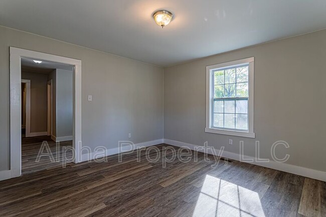 Building Photo - 741 Anderson Dr