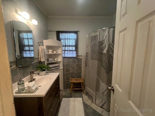 Building Photo - Charming 3 Bedroom 2 Bathroom, Long Beach Home for Lease!