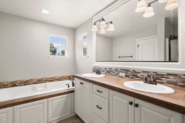 Building Photo - Stunning 3-Bedroom, 2.5-Bath Home in the C...
