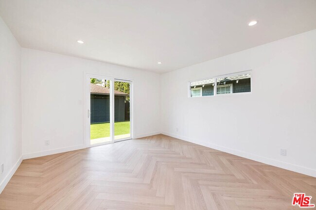 Building Photo - 749 N Niagara St