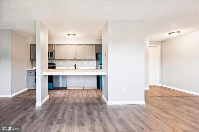 Building Photo - 12405 Hickory Tree Way