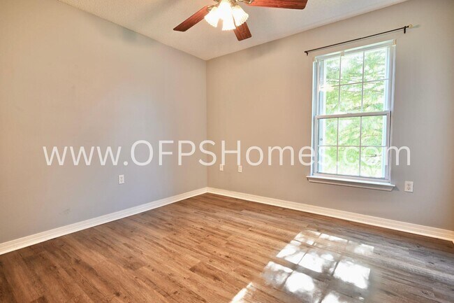 Building Photo - 933 Scenic Oak Ln