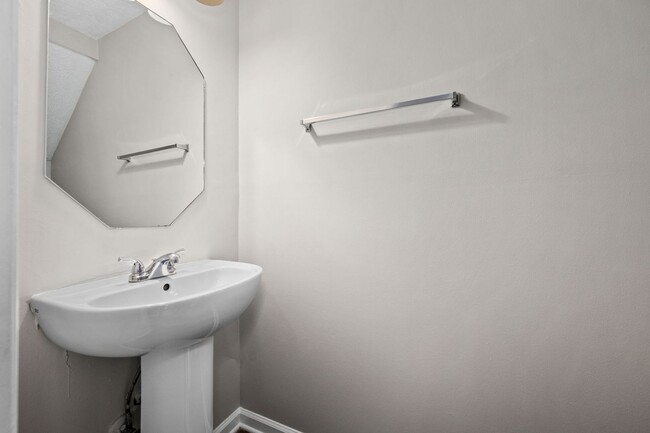 Building Photo - Hamlet Square Townhomes Unit 2344A