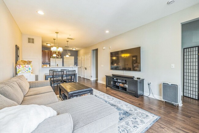 Building Photo - Beautiful 2 Bedroom, 2 Bath Condo In The H...