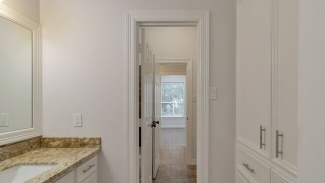 Building Photo - 14918 Plantation Oak Dr