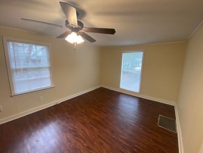 Building Photo - Newly renovated Home in Broadmor!