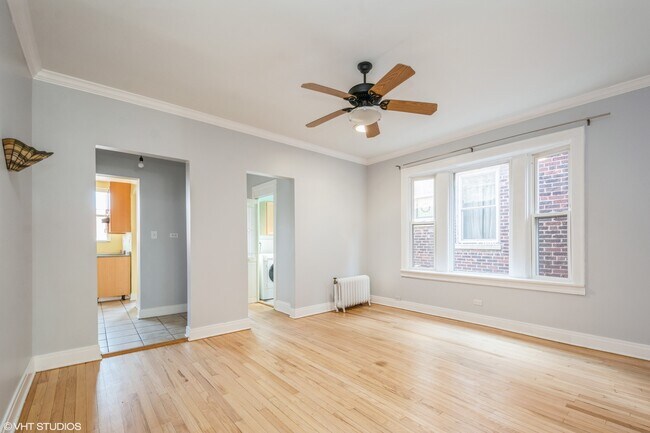 Building Photo - 1220 W Sherwin Ave