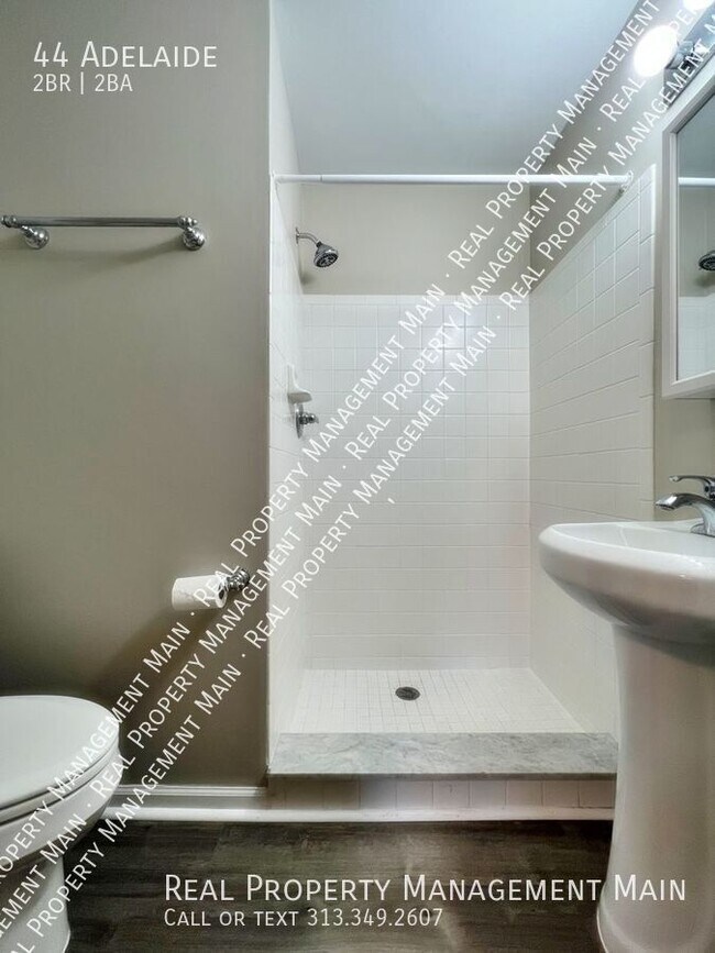 Building Photo - 44 Adelaide-