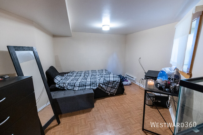 Building Photo - Spacious 1 bed/1 bath Garden Unit