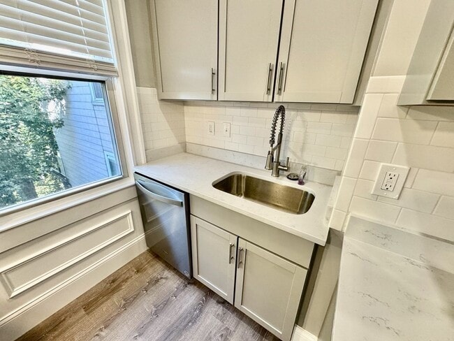 Building Photo - 61 Gates St