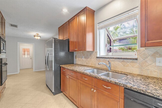 Building Photo - 3250 Three Pines Dr