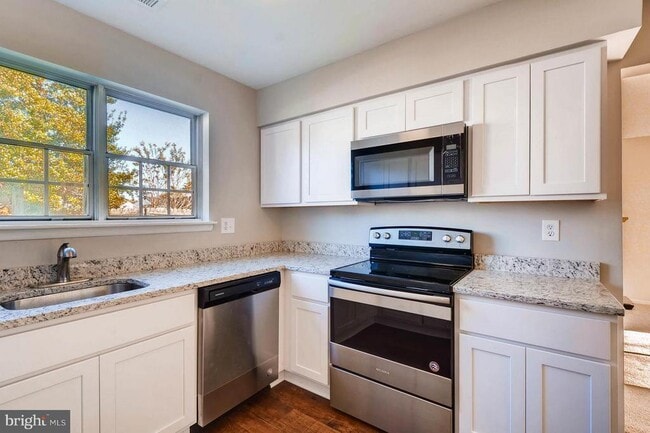 Building Photo - 915 Cambridge Ave