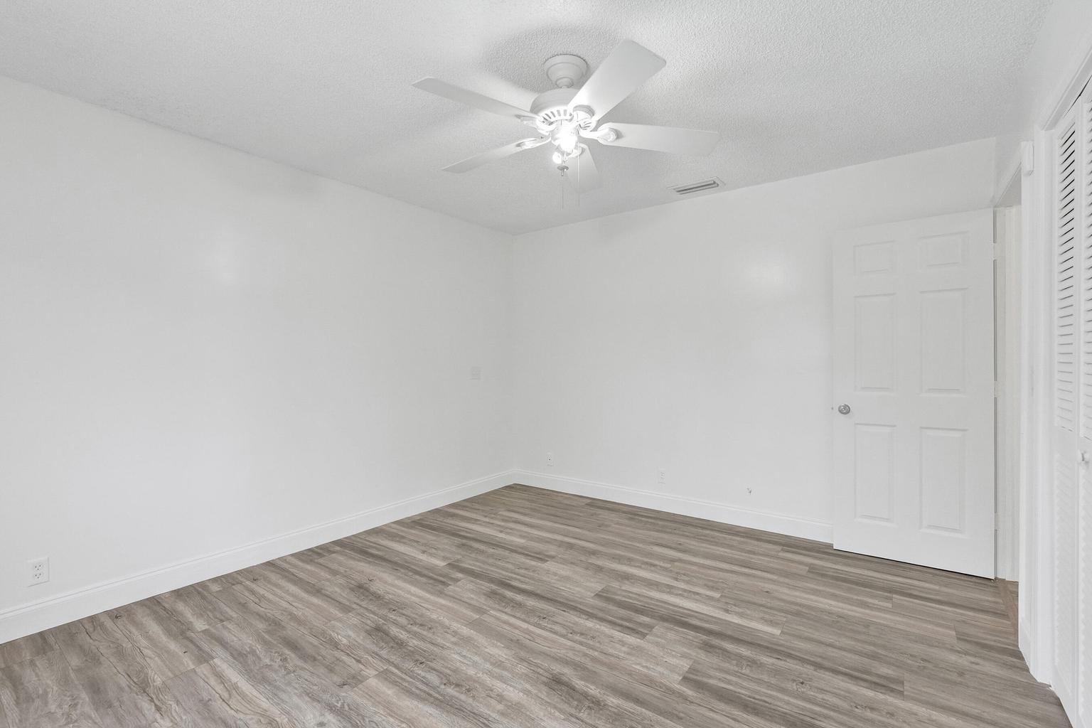 Building Photo - 5127 Woodstone Cir E