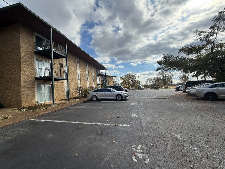 Building Photo - 555 N Dupont Ave