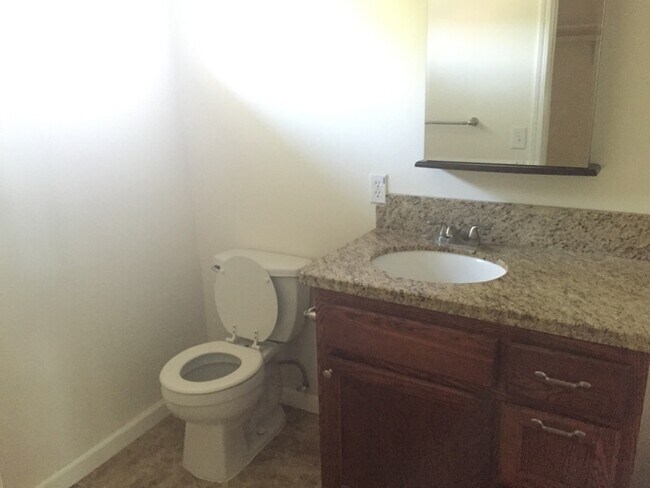 Building Photo - 3 bedroom/2 bath house WIL VERY LARGE LOT