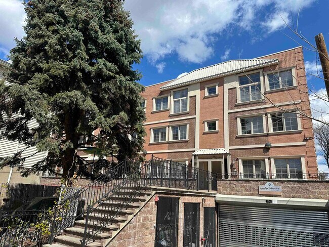 Building Photo - 124 68th St