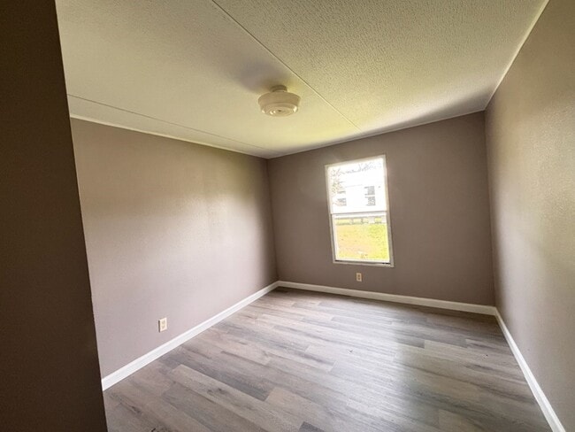 Building Photo - 221 Morris Ln