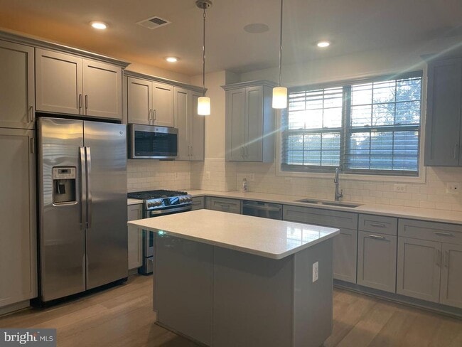 Building Photo - 23255 Milltown Knoll Square