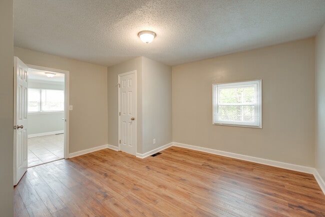 Building Photo - 1503 Ely Rd