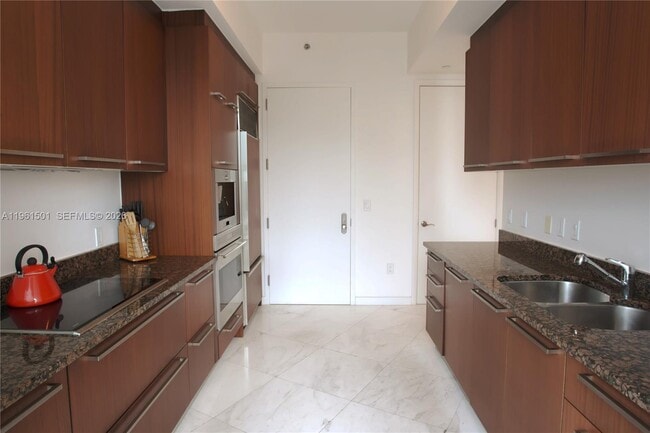 Building Photo - 15811 Collins Ave