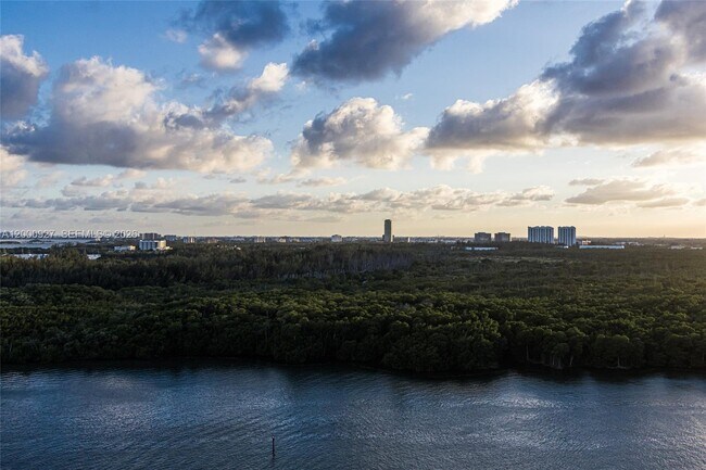 Building Photo - 500 Bayview Dr