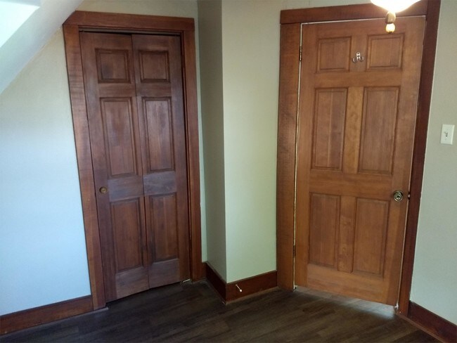 Building Photo - 904 E 17th St