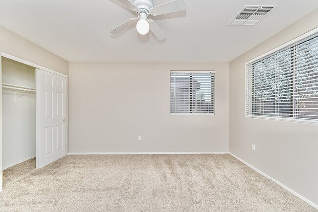 Building Photo - 472 East Placita Amuleto