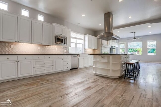 Building Photo - Impeccably Designed 4Bdm 4Ba Home in Desir...