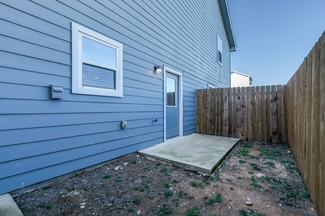 Building Photo - 3-BEDROOM TOWNHOME-STYLE DUPLEX