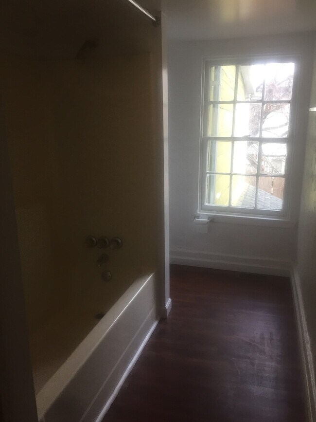 Building Photo - 3 Bedroom House in Downtown York