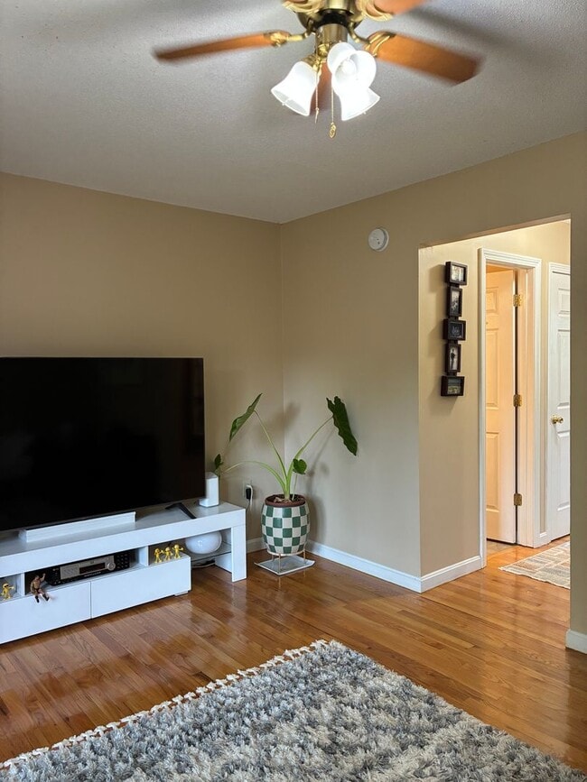 Building Photo - Wonderful 2 bedroom townhouse with heat included!