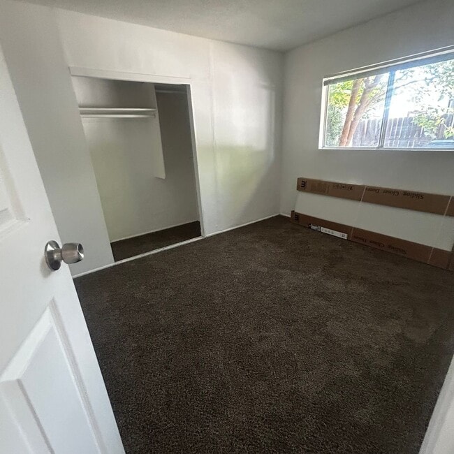 Building Photo - FOR RENT / DUPLEX $1800