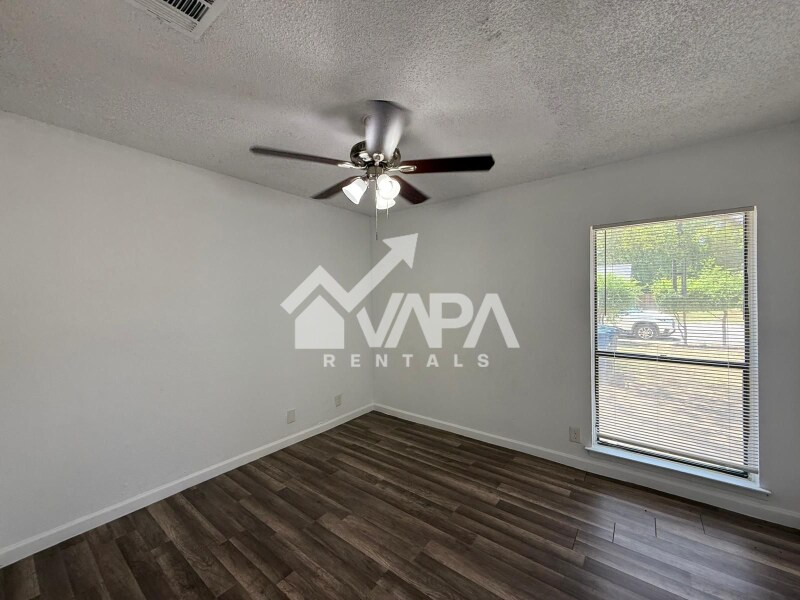Building Photo - 826 Thrasher Dr