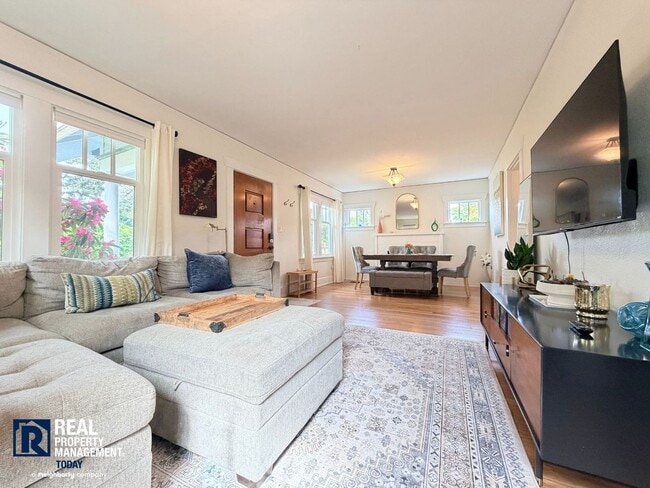 Building Photo - Fully Furnished North Tacoma Home Near Ruston Way & Stadium District!