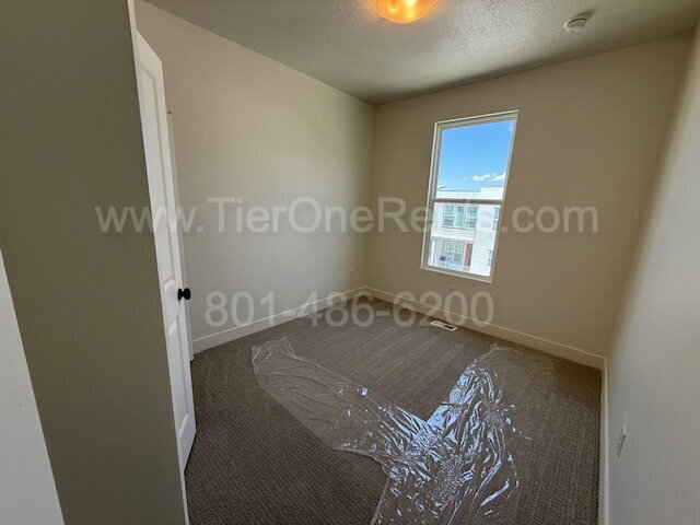 Building Photo - NO DEPOSIT option available for qualified ...
