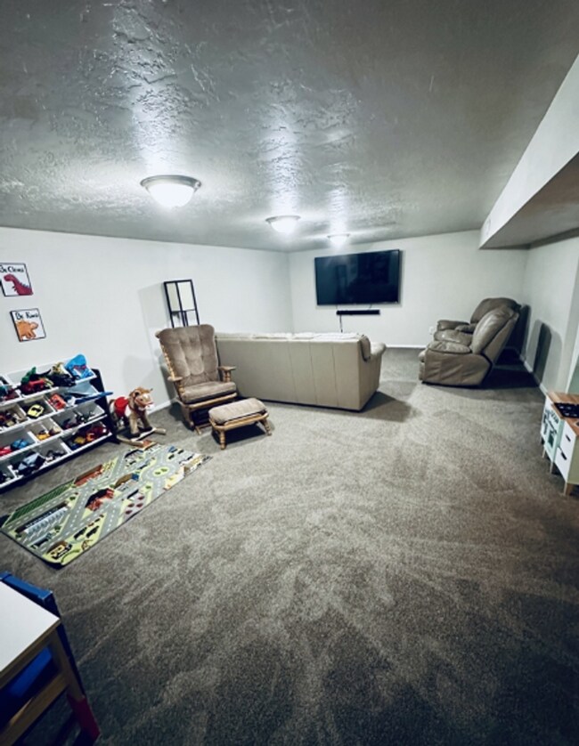 Building Photo - Charming Pet-Friendly Rental Available Now!