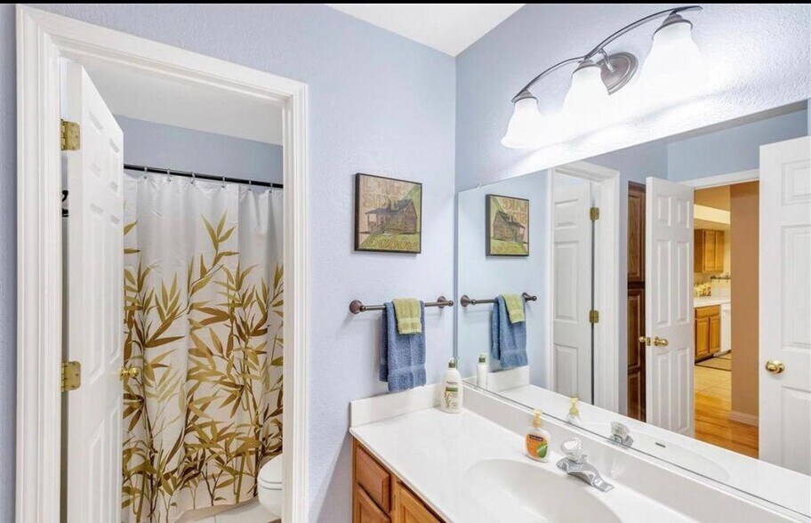 Main Bathroom - 82 Sequoia Cir