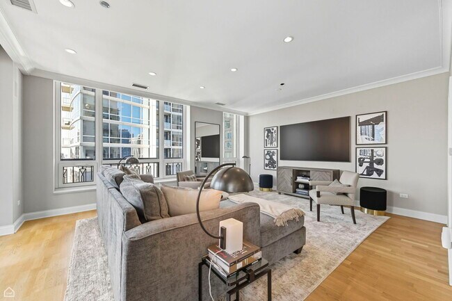 Building Photo - 10 E Delaware Pl