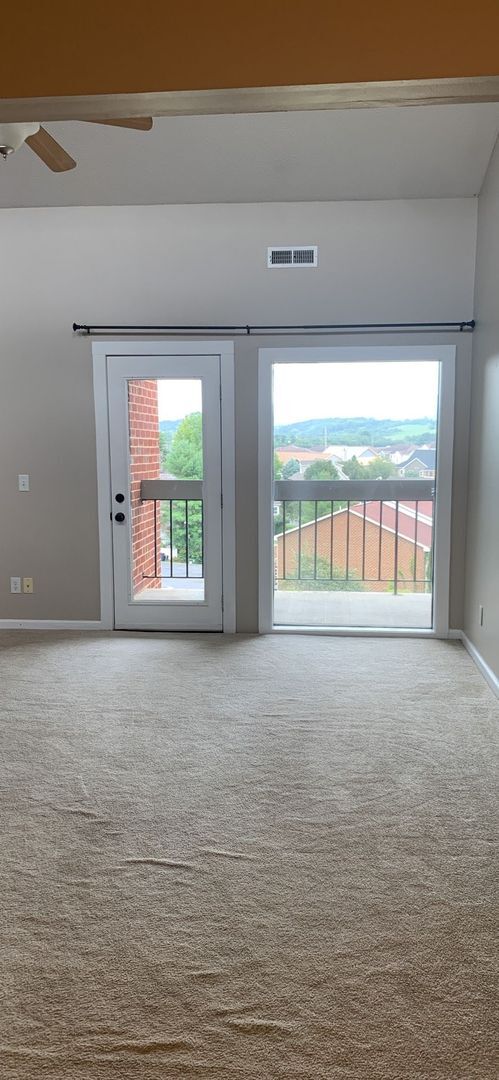Building Photo - 3 bedroom condo for rent! - 1112-11 Blue R...