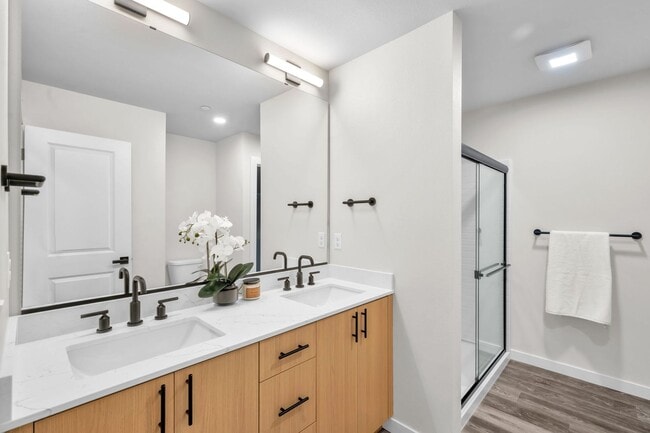 Building Photo - New Construction Luxury Townhome - Bright & Sunny End Unit