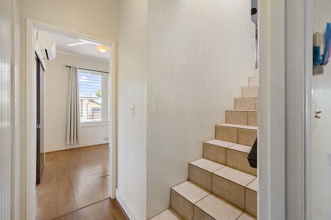 Building Photo - 3-bedroom, 2-bath single-family home with a covered porch and parking. Ideally located near Diamo...
