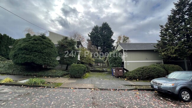 Building Photo - SE Portland - 2BD I 1BA - Top Floor w/ Balcony!